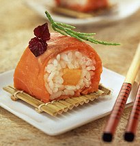 Salmão vermelho em sushi com arroz japonês e melão cantalupo