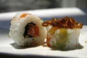 Sashimi de Salmão Vermelho com flor de alho e gelatina de emulsão do branco da laranja
