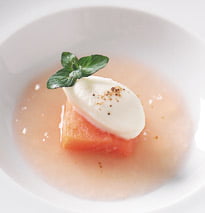 Tapa De Salmao Selvagem Do Alasca Fumado Com Sopa De Tomate E Gelado De Mozzarella